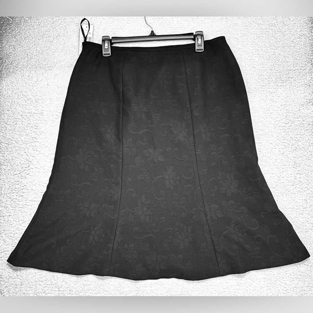 Le Suit, Skirt, women’s L black, subtle brocade a-line, lined polyester, NWT